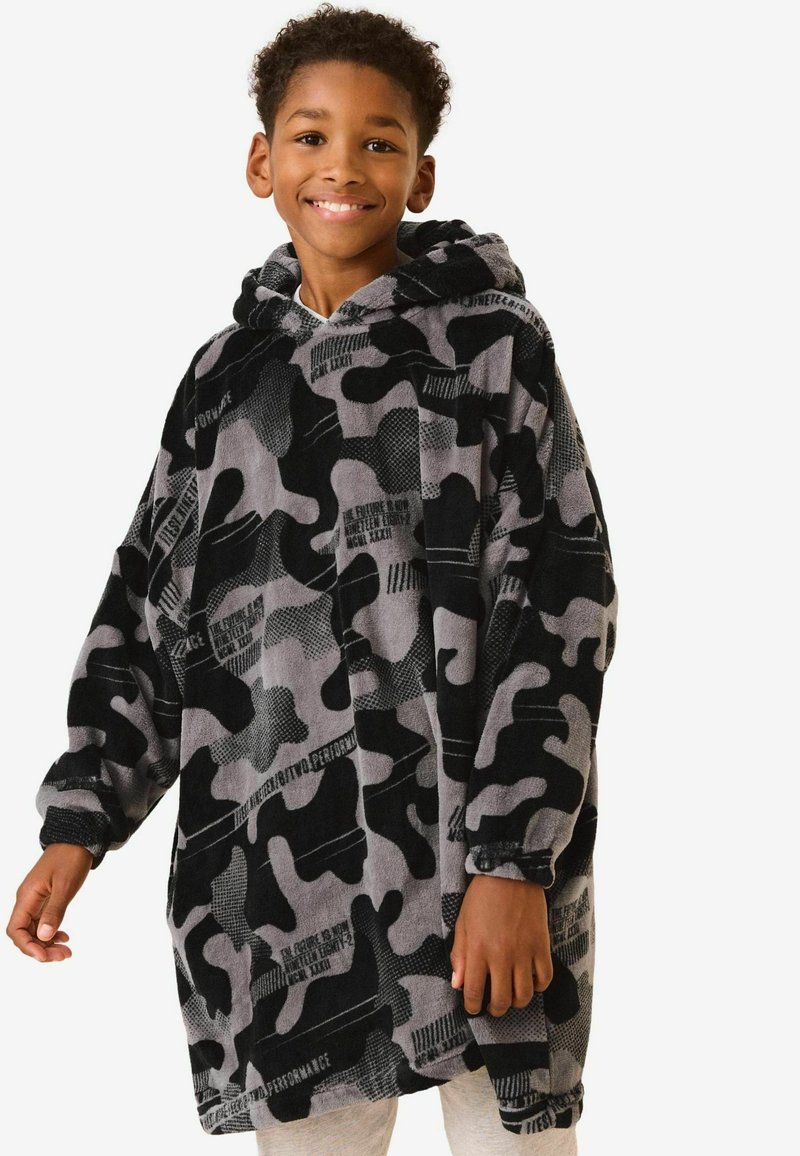 Overdimensioneret sort og grå fleece hoodie med camouflagemønster, udstyret med hætte og tekstdetaljer, designet til komfort og varme.