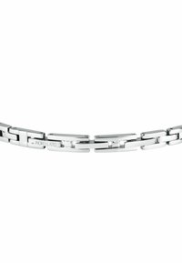 Bracciale in acciaio inox argentato, con link allungati, finitura lucida e incisione del marchio "Morellato" su un link. Texture liscia.