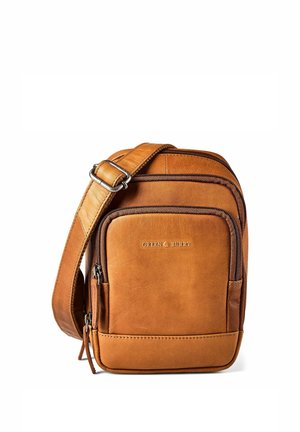 Borsa a tracolla compatta in pelle color cuoio con tracolla regolabile, più scomparti con cerniera e "GREEN BURY" impresso sulla tasca anteriore.