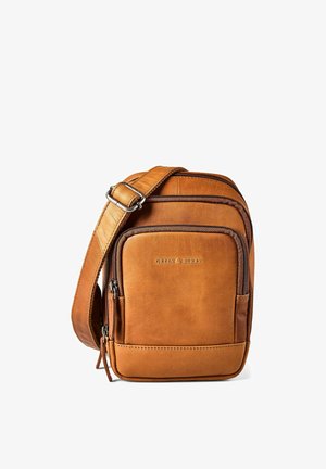 Borsa a tracolla compatta in pelle color cuoio con tracolla regolabile, più scomparti con cerniera e "GREEN BURY" impresso sulla tasca anteriore.