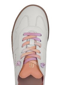 Chaussure en cuir blanc avec des lacets dégradés rose et lavande. Dispose d'une languette à bords festonnés et d'un logo doré. Semelle en caoutchouc, design à bout rond.