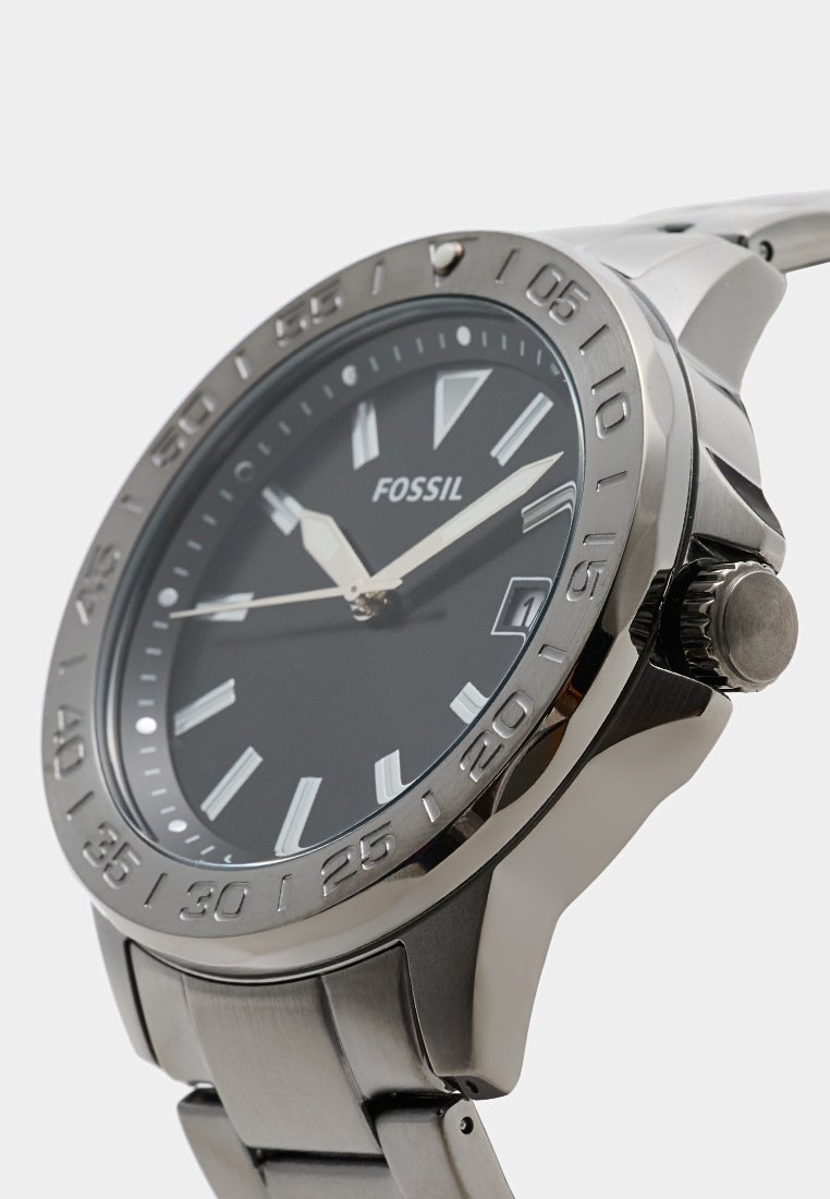 Orologio in acciaio inossidabile con quadrante nero, indici delle ore argentati e lancette luminescenti. Presenta una lunetta girevole e una corona testurizzata.