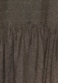 Tissu texturé marron foncé avec un léger éclat subtil et un effet froncé près du centre, créant des plis doux et de la profondeur.
