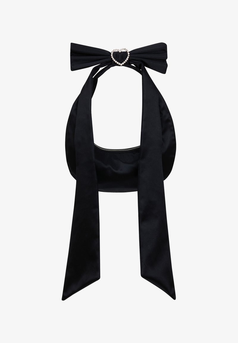 Mustavahainen käsilaukku, jolla on jämäkkä muoto, ja jonka yläosassa on nauhakoriste, jota koristaa sydämen muotoinen kristallisomistus ja vetoketjukiinnitys.