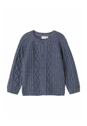Strickjacke in einem dunkelblauen Farbton mit einem strukturierten Rautenmuster, rundem Halsausschnitt, vorderen Knöpfen und einem kleinen Lederakzent.