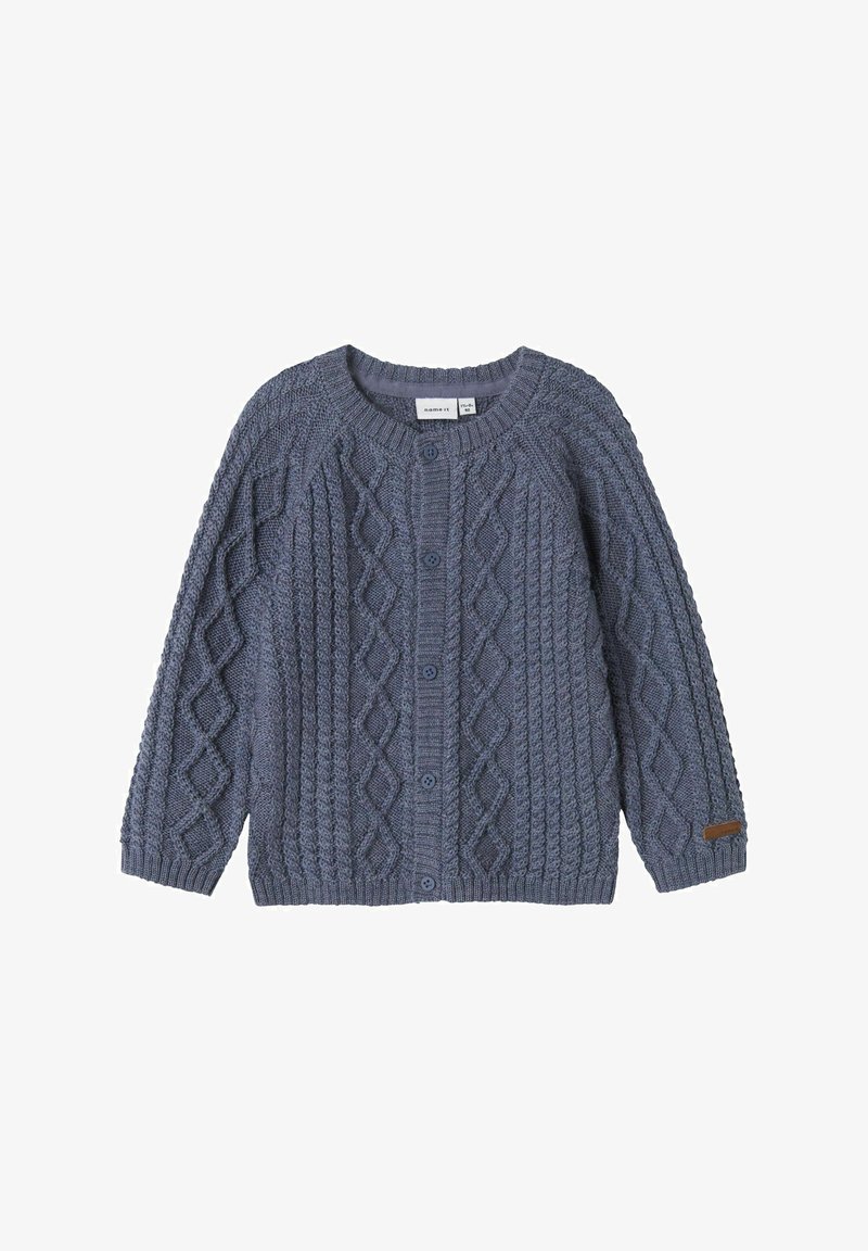 Strickjacke in einem dunkelblauen Farbton mit einem strukturierten Rautenmuster, rundem Halsausschnitt, vorderen Knöpfen und einem kleinen Lederakzent.