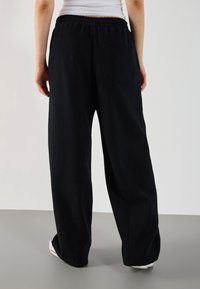 YOURTURN BARREL FIT UNISEX - Tréningruha alsók - black