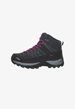 Bota de senderismo impermeable negra con cordones rosas, paneles laterales texturizados y suela resistente para tracción. Acentos plateados en el talón.