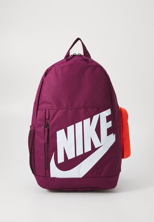 Rucsac vișiniu cu logo alb Nike, având un material texturat, buzunar lateral din plasă și o poșetă de utilitate portocalie atașată.