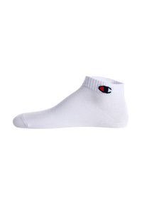 White ankle sock made of cotton blend fabric, featuring a ribbed cuff and a small black and red logo on the side. Smooth texture.