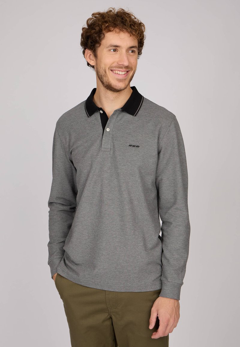 Polo à manches longues en tissu texturé gris avec un col noir, un bouton blanc et des surpiqûres contrastées. Logo sur la poitrine gauche.