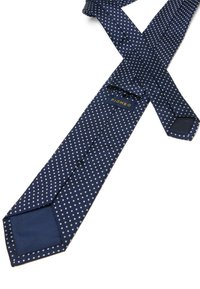 Corbata de seda azul marino con puntos blancos, diseño estrecho, punta afilada y una etiqueta con la palabra "PIOMBO" en letras doradas.