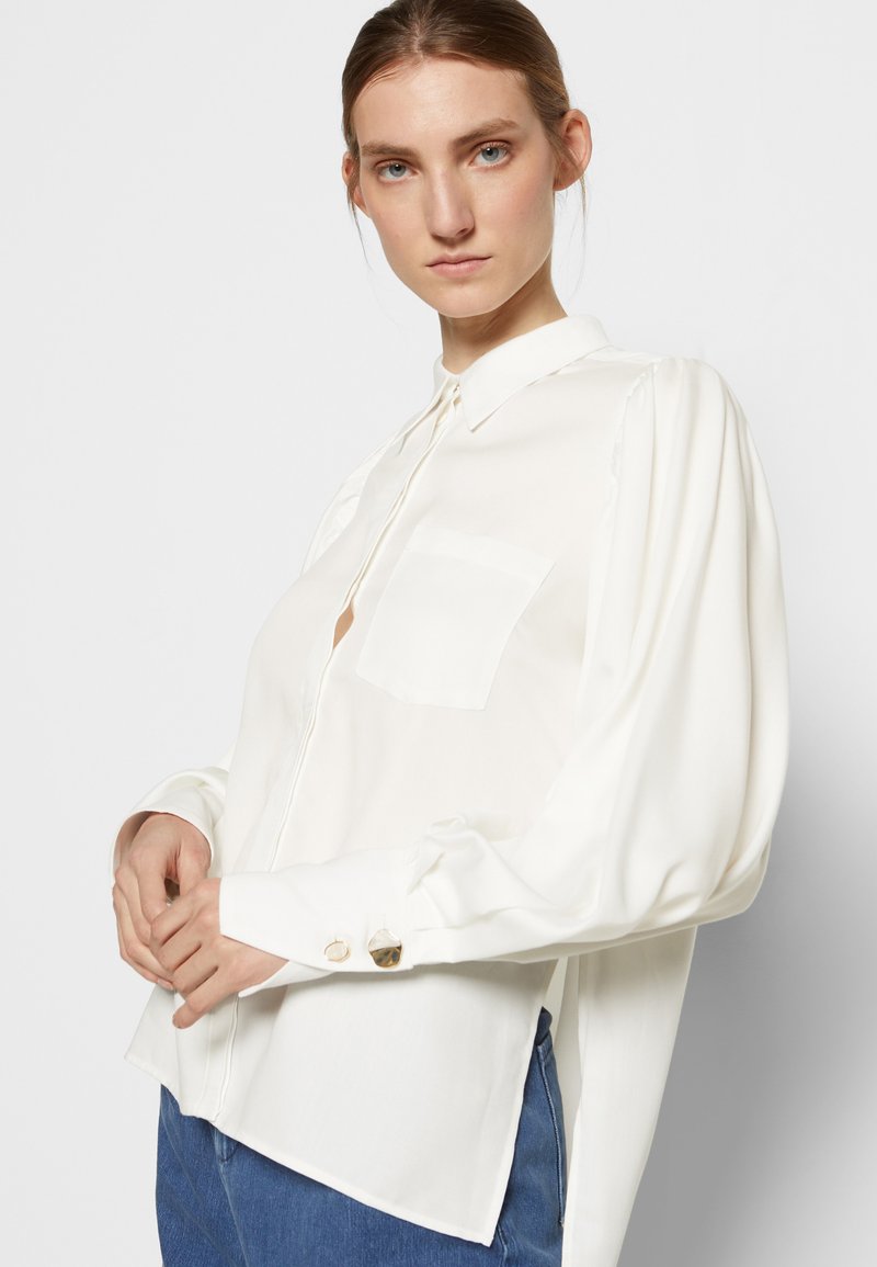 Damen Kleider | Mother of Pearl SHIRT WITH PLEATED SLEEVE Hemdbluse white/weiß - VM92326 Damen Kleider | Mother of Pearl SHIRT WITH PLEATED SLEEVE Hemdbluse white/weiß - VM92326