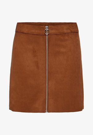 Mini-jupe en daim marron avec fermeture éclair argentée à l'avant et tirette en anneau, coupe droite, et détail de couture à la ceinture.