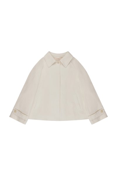 Cappotto corto color crema con ampio colletto, maniche lunghe, polsini con bottoni, tasche frontali e chiusura superiore con un solo bottone.