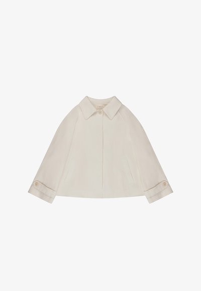 Cappotto corto color crema con ampio colletto, maniche lunghe, polsini con bottoni, tasche frontali e chiusura superiore con un solo bottone.