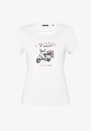 Hvid T-shirt med rund halsudskæring med en vintage scootermotiv og italiensk tekst "Vacanze d'amore" og "cuore in Viaggio" i pink og sort.