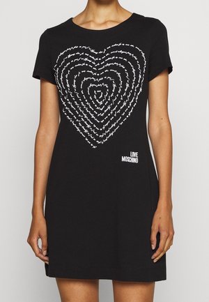 Czarna bawełniana sukienka t-shirtowa z białym spiralnym sercem oraz logo "LOVE MOSCHINO" na dole. Krótkie rękawy i luźny krój.