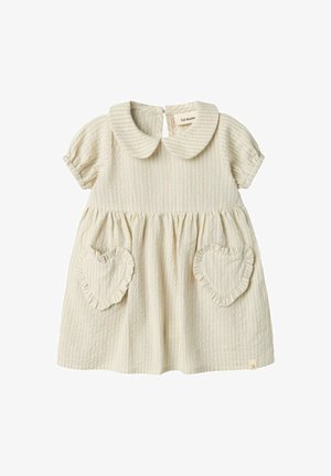 Robe beige clair avec un col, des manches bouffantes courtes, des poches en forme de cœur avec des volants et une texture de rayures verticales subtiles.