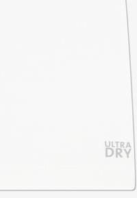 Λευκό T-shirt από ελαφρύ ύφασμα με απαλή υφή. Διαθέτει την επιγραφή «ULTRA DRY» σε γκρι χρώμα στο κάτω δεξιό μέρος.