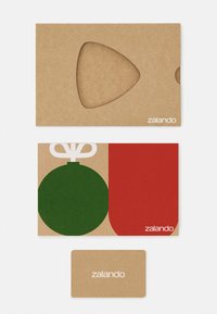 Kraft paper -pakkaus lahjakortille, jossa on leikattu kolmio, vihreät ja punaiset graafiset suunnittelut sekä valkoinen "zalando"-logo.
