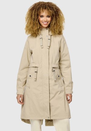 Beige wasserdichte Jacke mit hohem Kragen, verstellbaren Taillenzügen und Druckknopfverschlüssen. Verfügt über Seitentaschen und eine glatte Textur.
