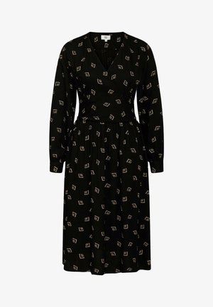 Sort kjole med lange ærmer, V-udskæring, omslagdesign, der har et struktureret stof og et mønster af små, hvide firkanter. Elastisk talje.
