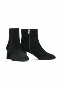 Czarne zamszowe botki do kostki z ostrym noskiem i blokowym obcasem. Posiadają boczny zamek błyskawiczny z złotym okuć. Gładka faktura, elegancki design.