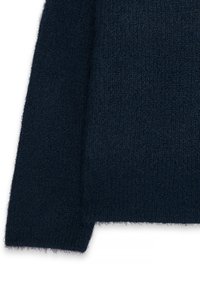 Mörkblå stickad tröja med en mjuk, fluffig textur; har långa ärmar och en avslappnad passform. Inga synliga mönster eller hårdvarudetaljer.