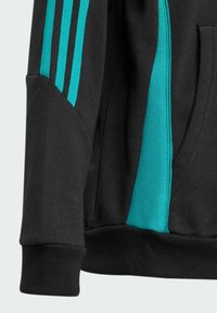 Felpa nera con dettagli in teal, che includono tre strisce sulla spalla e un dettaglio della tasca a contrasto. Il tessuto sembra morbido e con una texture.