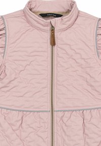 Lyserød quiltet ærmeløs vest med små hvide prikker, lynlås foran med lædertræk og flæsedetaljer på skuldrene.