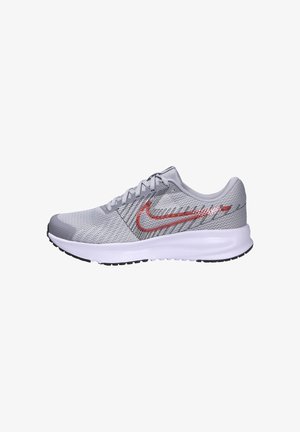 Szare buty sportowe z siateczkową cholewką, czerwonymi akcentami i białą podeszwą pośrednią. Posiadają teksturowany wzór oraz czarną gumową podeszwę.