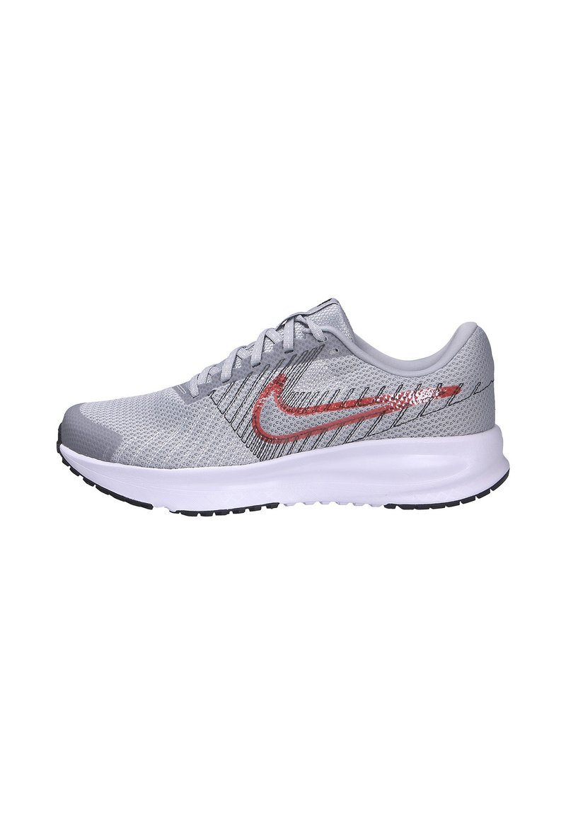 Grijze sport schoen met een mesh bovenwerk, rode accenten en een witte tussenzool. Heeft een textuur ontwerp en een zwarte rubberen loopzool.