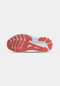 Semelle de chaussure avec une base blanche et des accents en caoutchouc rouge texturé. Présente des motifs ondulés et des rainures pour l'adhérence et la flexibilité.
