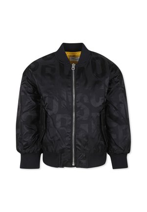 Veste bomber noire avec une texture brillante et matelassée, un imprimé logo subtil, des poignets côtelés, une fermeture éclair à l'avant et une doublure intérieure jaune.