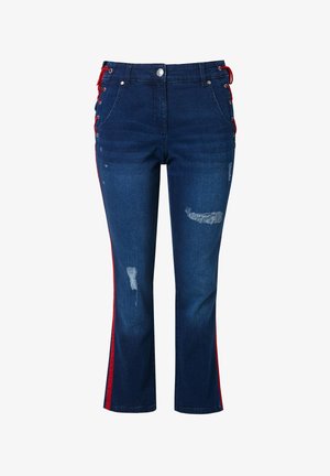 Džíny v tmavě modré barvě s vysokým pasem, červenými bočními pruhy, šněrovacím detailem na bocích, odřenými nášivkami a rovný střih nohavic.