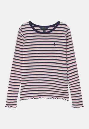 Camisa de manga larga con rayas horizontales en rosa, blanco y azul marino, escote azul marino y pequeño logo azul marino en el pecho izquierdo.