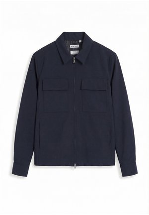 Giacca blu navy a maniche lunghe con due tasche a patta sul petto, zip frontale completa e collo classico su sfondo bianco.