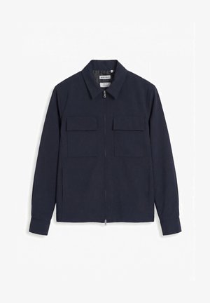 Giacca blu navy a maniche lunghe con due tasche a patta sul petto, zip frontale completa e collo classico su sfondo bianco.