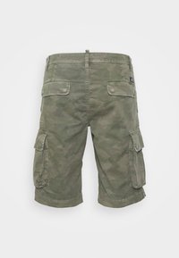 Cargo šortky v zeleném maskáčovém vzoru, s bočními kapsami, zapínáním na knoflík a volným střihem. Materiál je lehká směs bavlny.