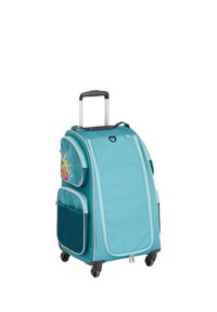 Niebieska walizka na kółkach z kwiatowym wzorem, wieloma kieszeniami zapinanymi na zamek, szarymi akcentami i chowanym uchwytem. Gładka tekstura i gumowe kółka.