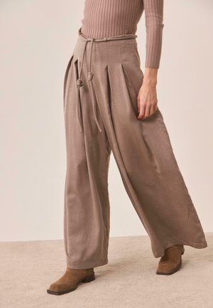 PALAZZO PINZAS - Pantalones - camel