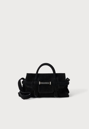 Sac à main DSquared2 en daim noir avec poignées supérieures, fermeture à rabat et bandoulière réglable sur un fond uni clair.