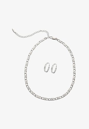 Colier din argint cu zale ovale și închizătoare, însoțit de cercei cerc din argint asortați, cu un design texturat.