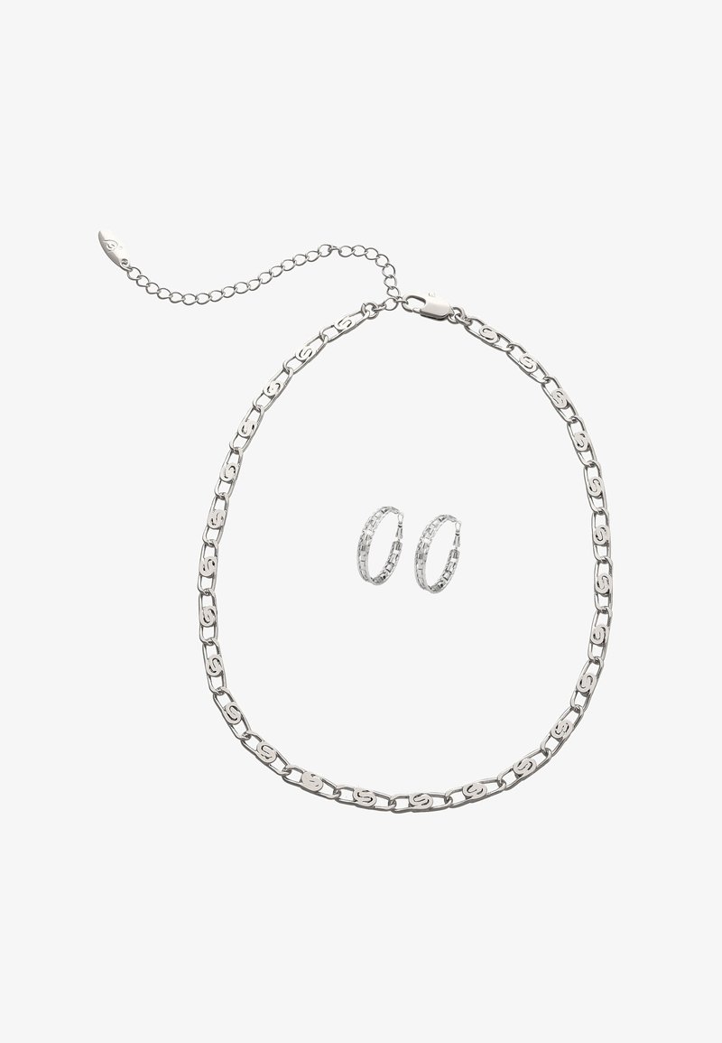 Ezüst lánc nyaklánc ovális szemekkel és kapoccsal, hozzáillő ezüst karika fülbevalókkal, melyeken texturált minta található.