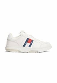 Sneaker bianco con tomaia in pelle liscia, suola spessa e accenti a strisce rosse, bianche e blu con il marchio "TOMMY JEANS" sul lato.