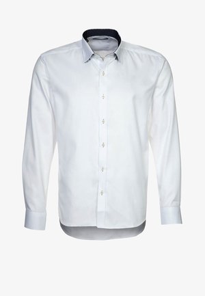 Camicia bianca a maniche lunghe con colletto scuro a contrasto, chiusura frontale con bottoni e tessuto liscio. Presenta cuciture leggere e design semplice.