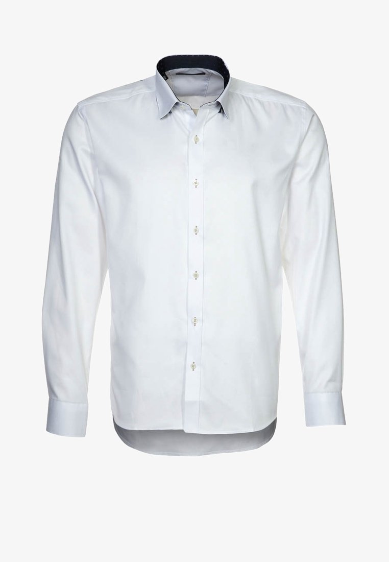 Camicia bianca a maniche lunghe con colletto scuro a contrasto, chiusura frontale con bottoni e tessuto liscio. Presenta cuciture leggere e design semplice.