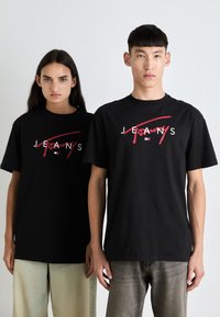 Tommy Jeans SIGNATURE TWIST TEE UNISEX - Camiseta estampada - black