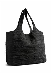 Svart tote-väska med en strukturerad, skrynklig yta. Har två kraftiga handtag och en rymlig design som är lämplig för olika ändamål.